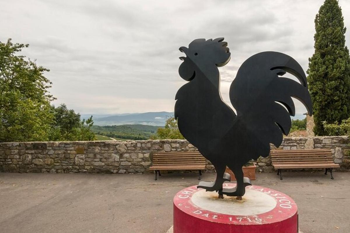 una estatua de dos pájaros sentados sobre una mesa