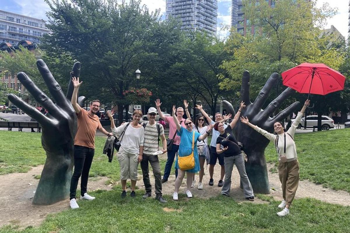 동상 앞에 서 있는 사람들의 무리