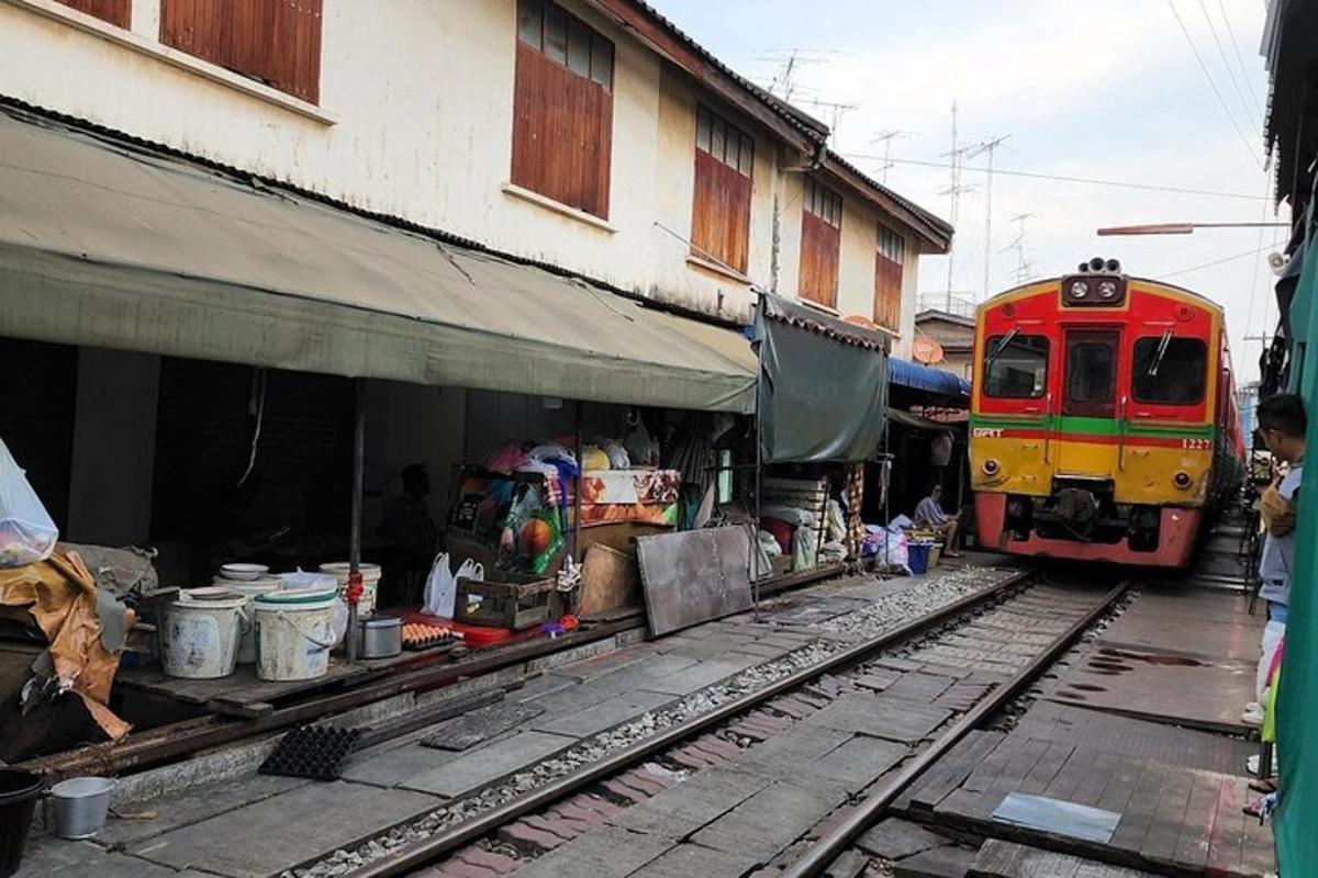 um trem passando por um prédio próximo a uma estação de trem