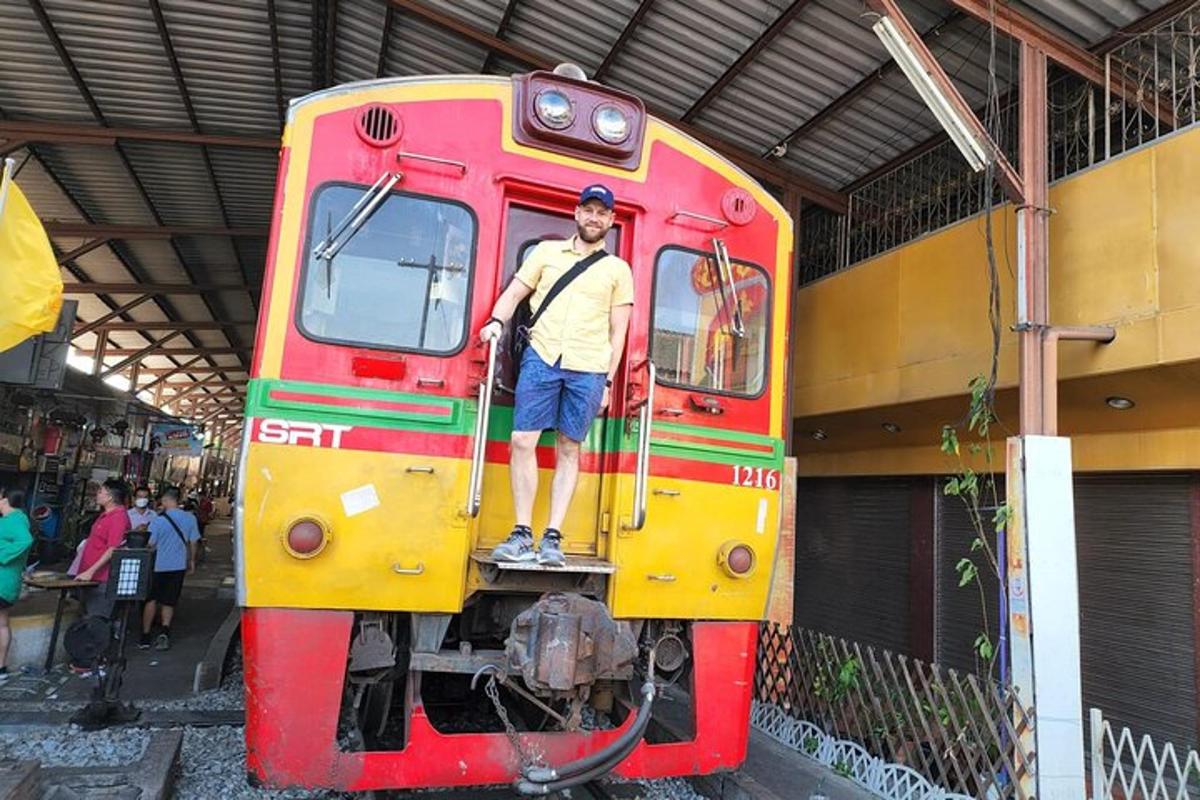 um homem parado na frente de um trem