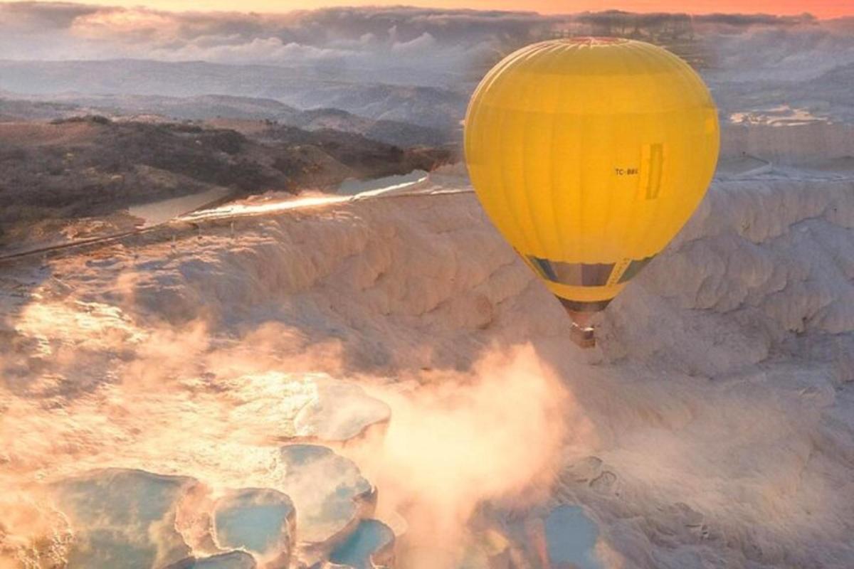 rumen balon na vroč zrak, ki leti nad kanjonom