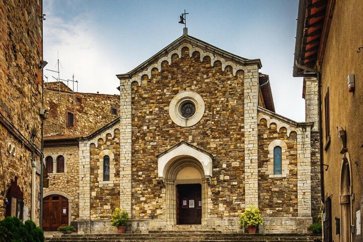 uma velha igreja de pedra com uma cruz no topo