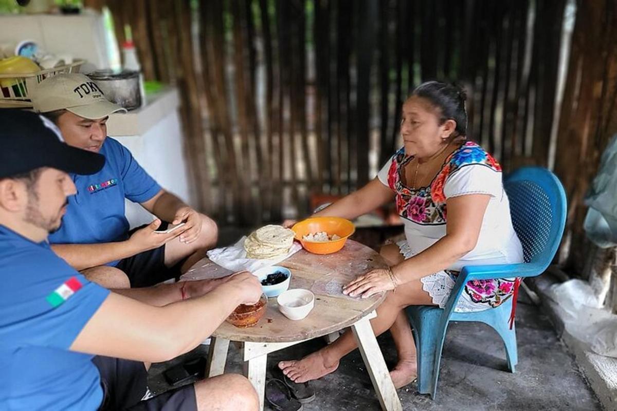 sekumpulan orang duduk di meja makan makanan