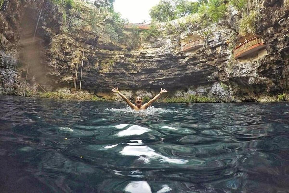 seseorang yang berenang di dalam badan air