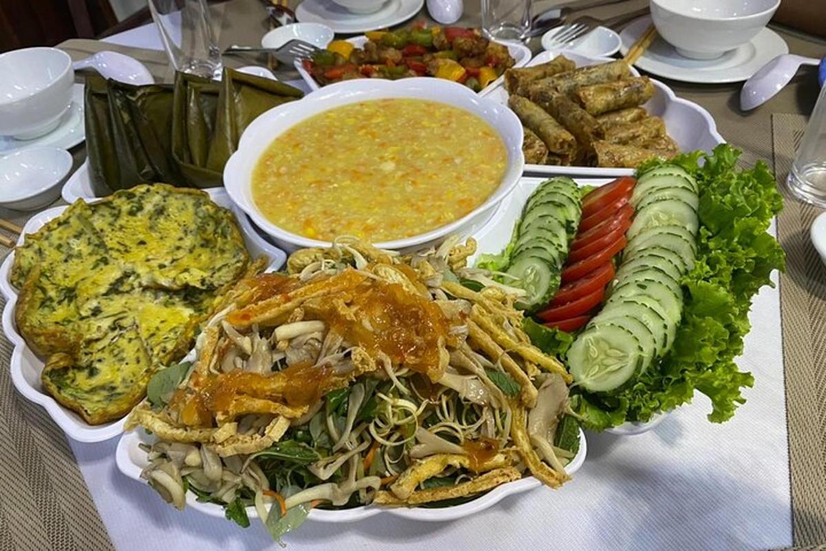 et bord med en tallerken med mat og en bolle med suppe