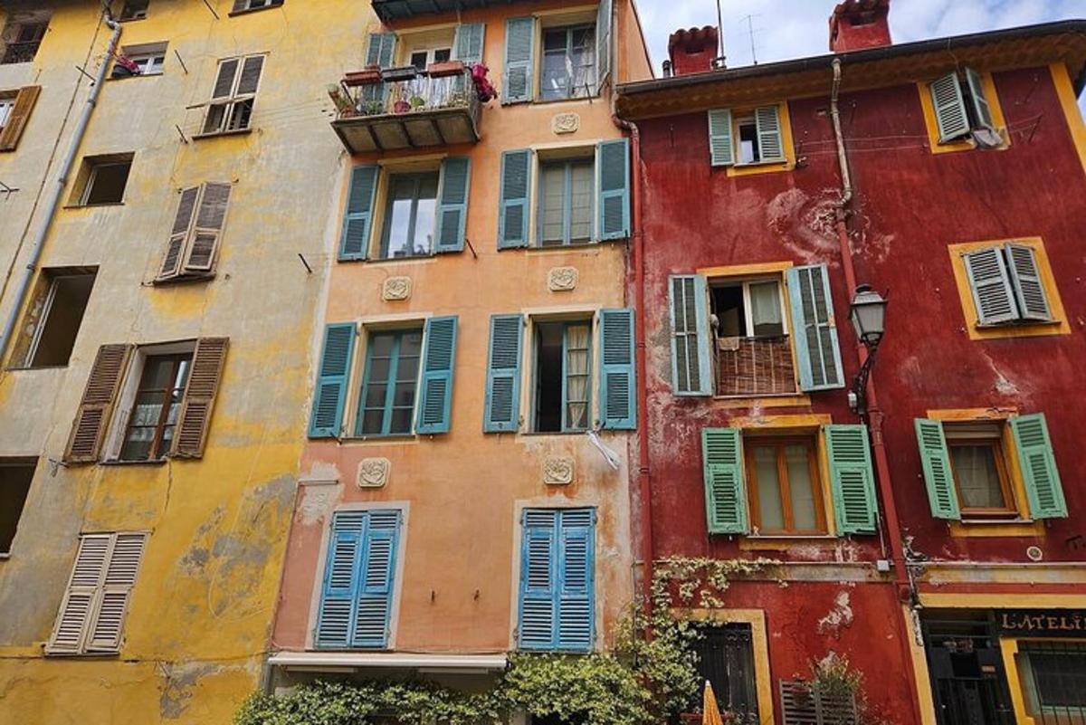 Un edificio alto con ventanas de colores y un balcón.