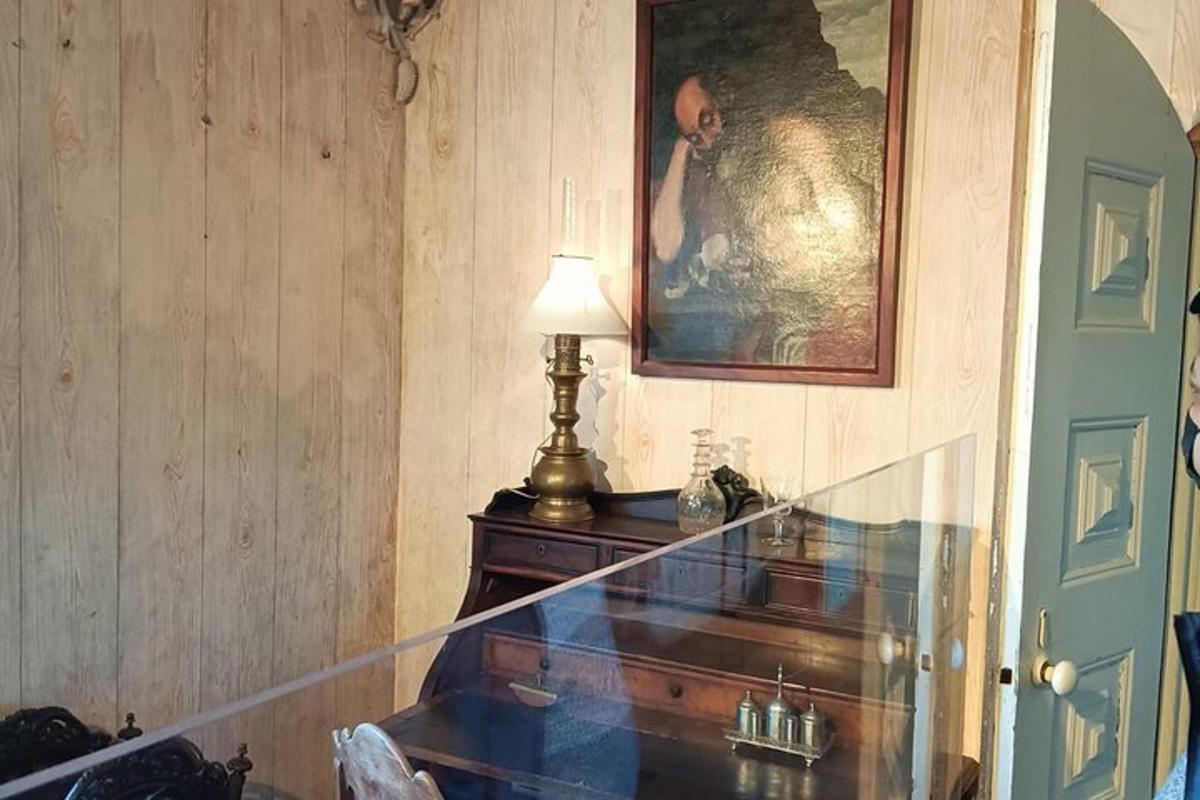 una scala con una lampada e un quadro sul muro