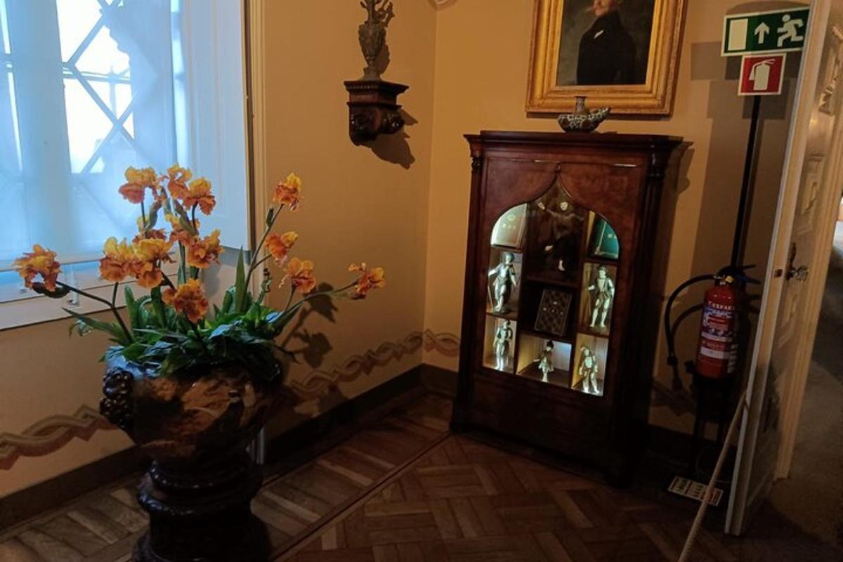 un vaso con fiori in una stanza con un orologio
