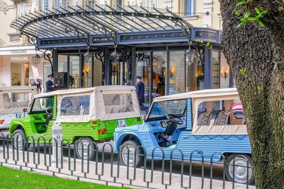 due golf cart parcheggiati davanti a un edificio