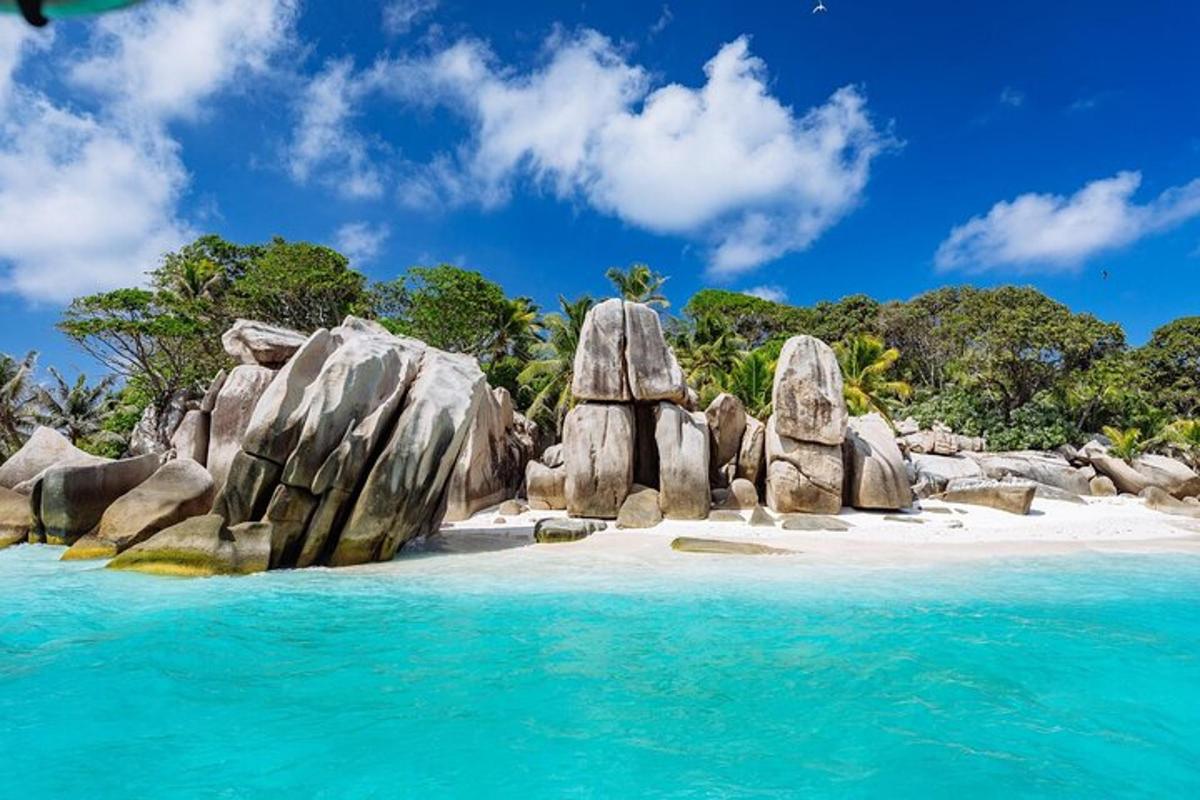 un grupo de grandes rocas en una playa