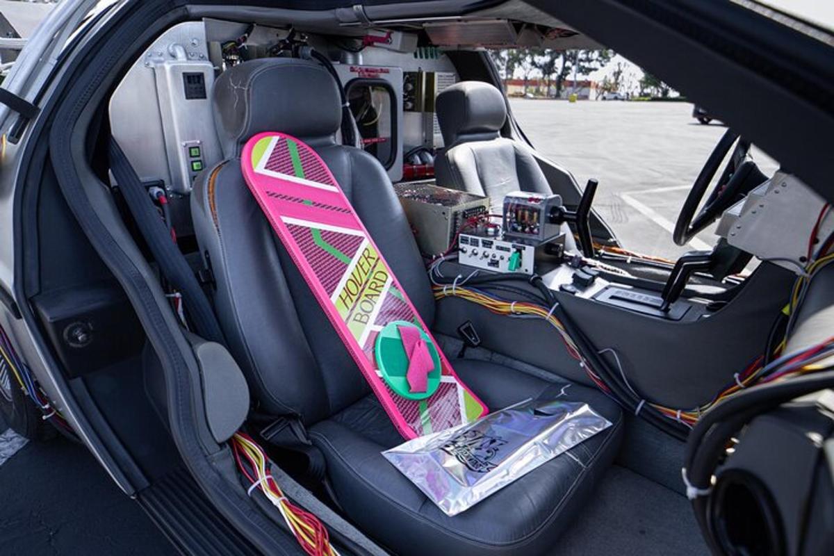 ein Snowboard auf dem Rücksitz eines Autos