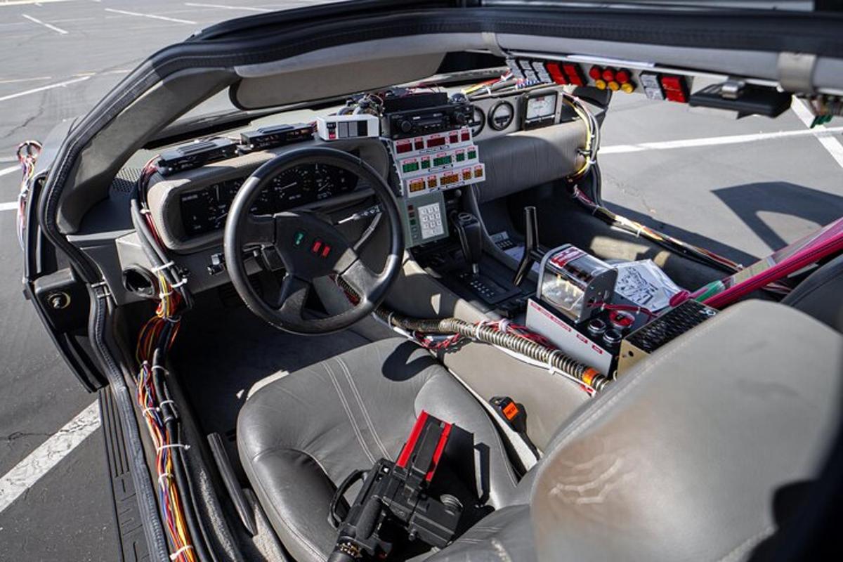 una vista dell'interno dell'abitacolo di un'auto da corsa
