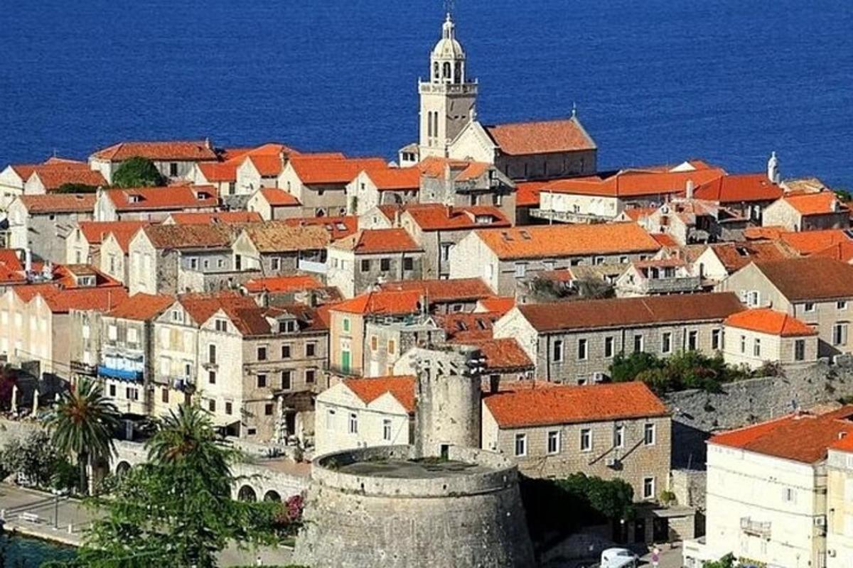 pohľad na mesto s hodinovou vežou