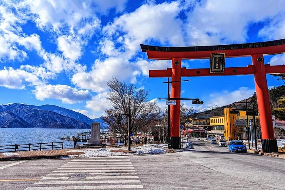 egy piros torii kapu egy víztest mellett