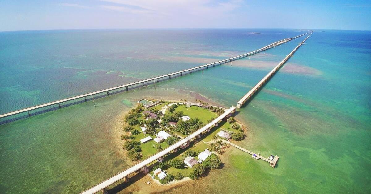 uma vista aérea de uma ponte sobre o oceano