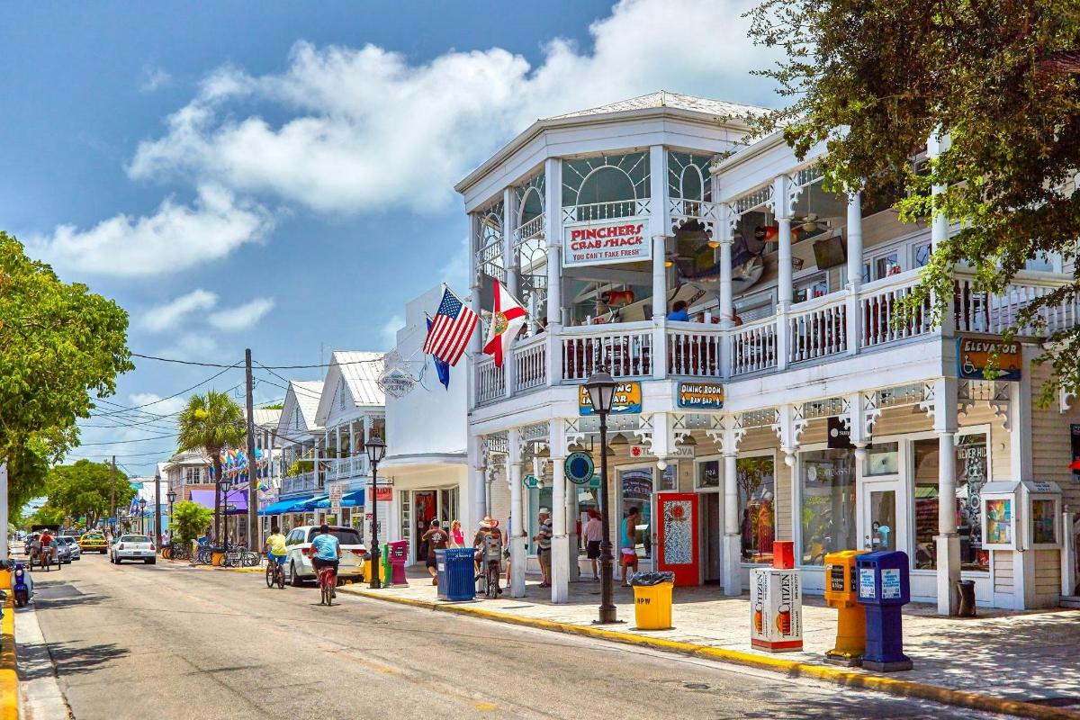 uma rua com um prédio branco com bandeiras americanas