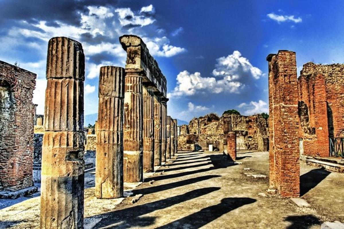 una fila di colonne in un edificio antico