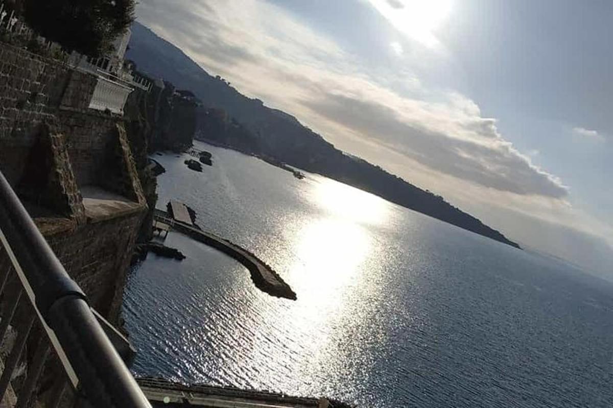 μια θέα ενός υδάτινου σώματος με τον ήλιο να λάμπει πάνω του