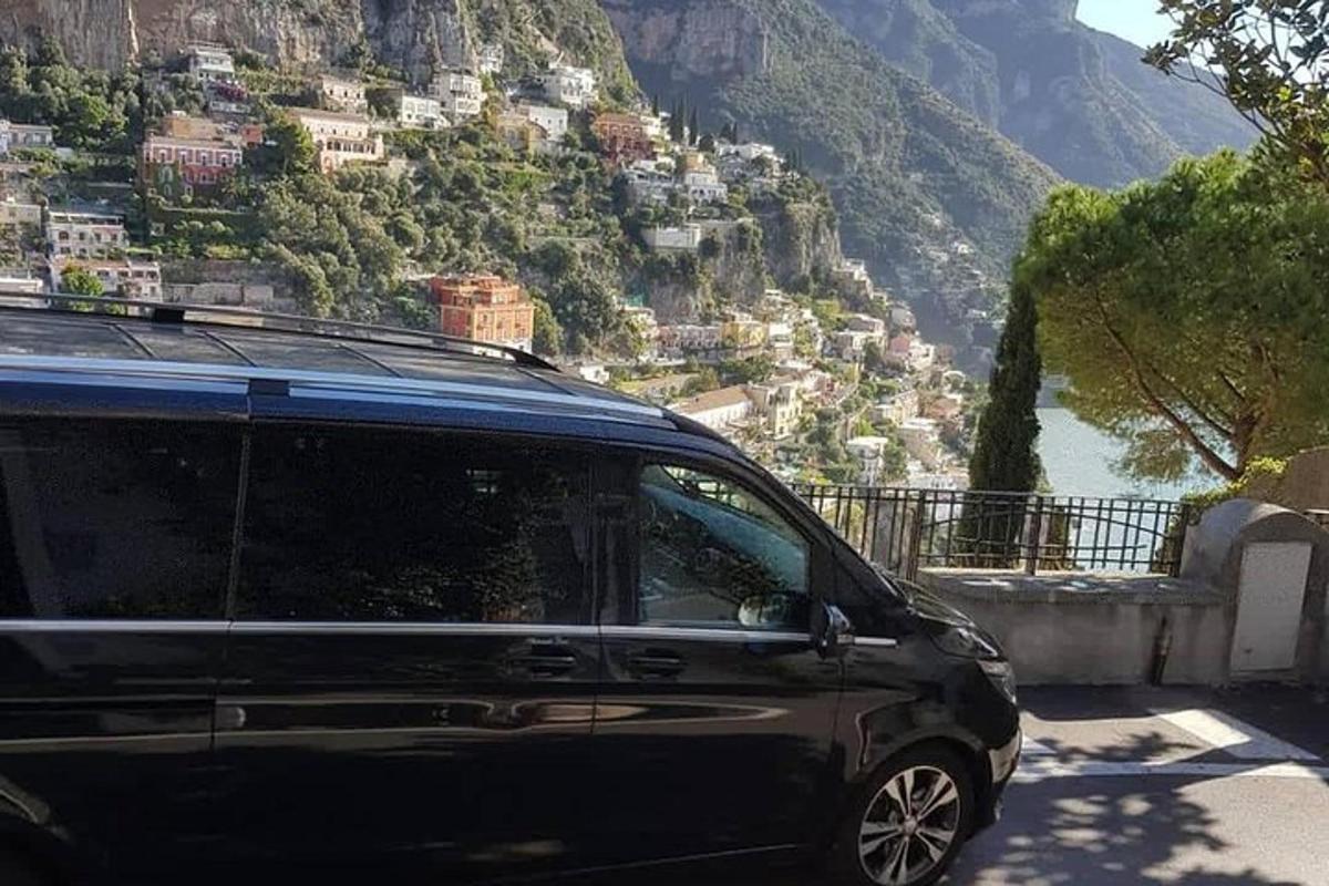 un furgone nero parcheggiato sul fianco di una montagna