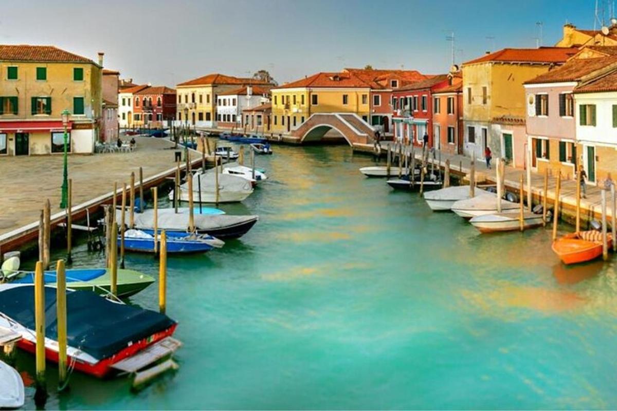 un gruppo di barche attraccate in un canale con edifici