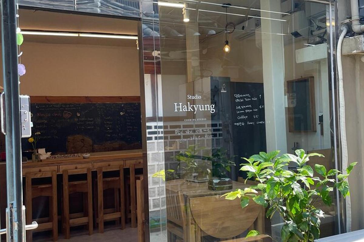 ένα γυάλινο παράθυρο ενός εστιατορίου με ένα τραπέζι