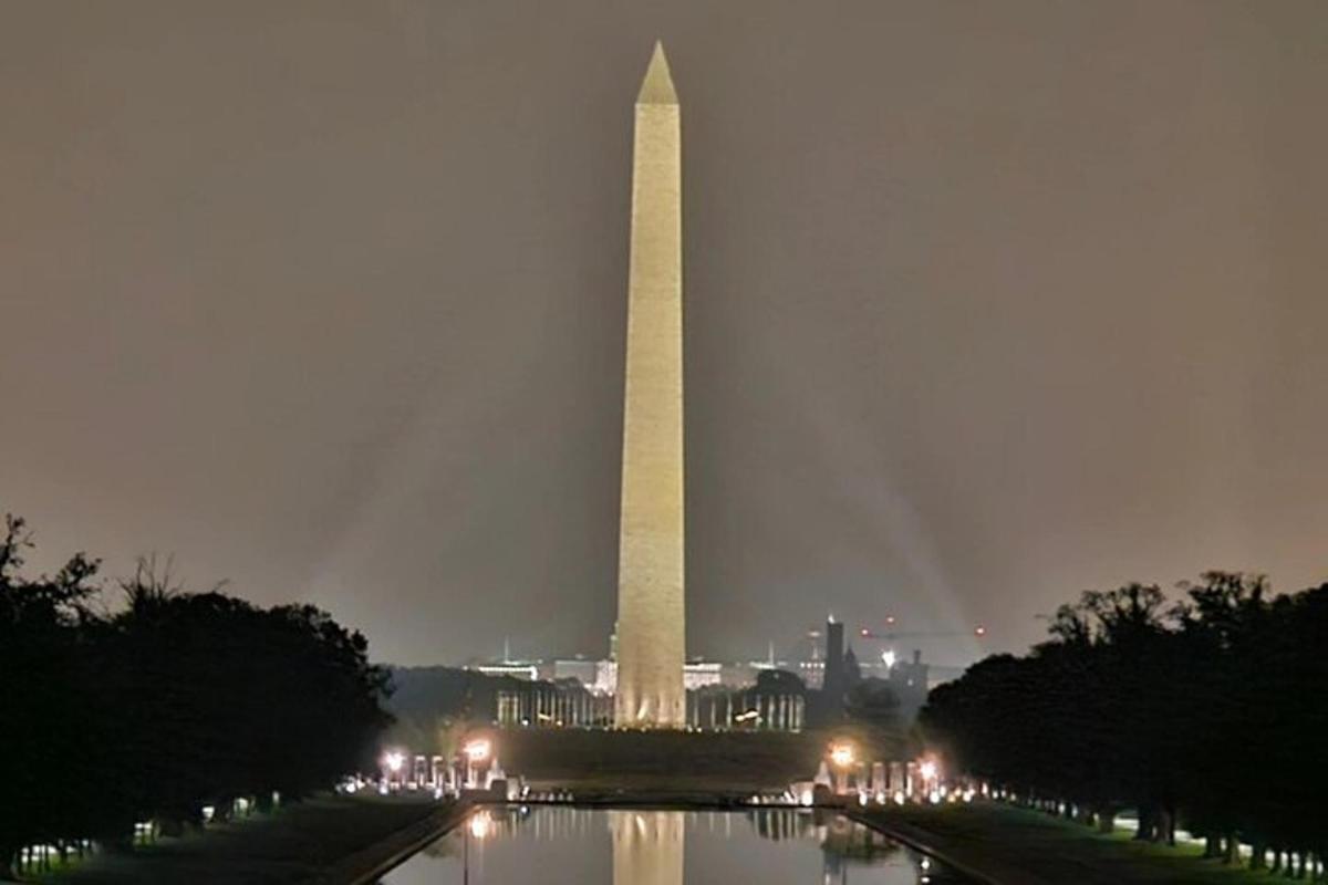Washingtoni monument, mis on öösel valgustatud Washingtoni torniga