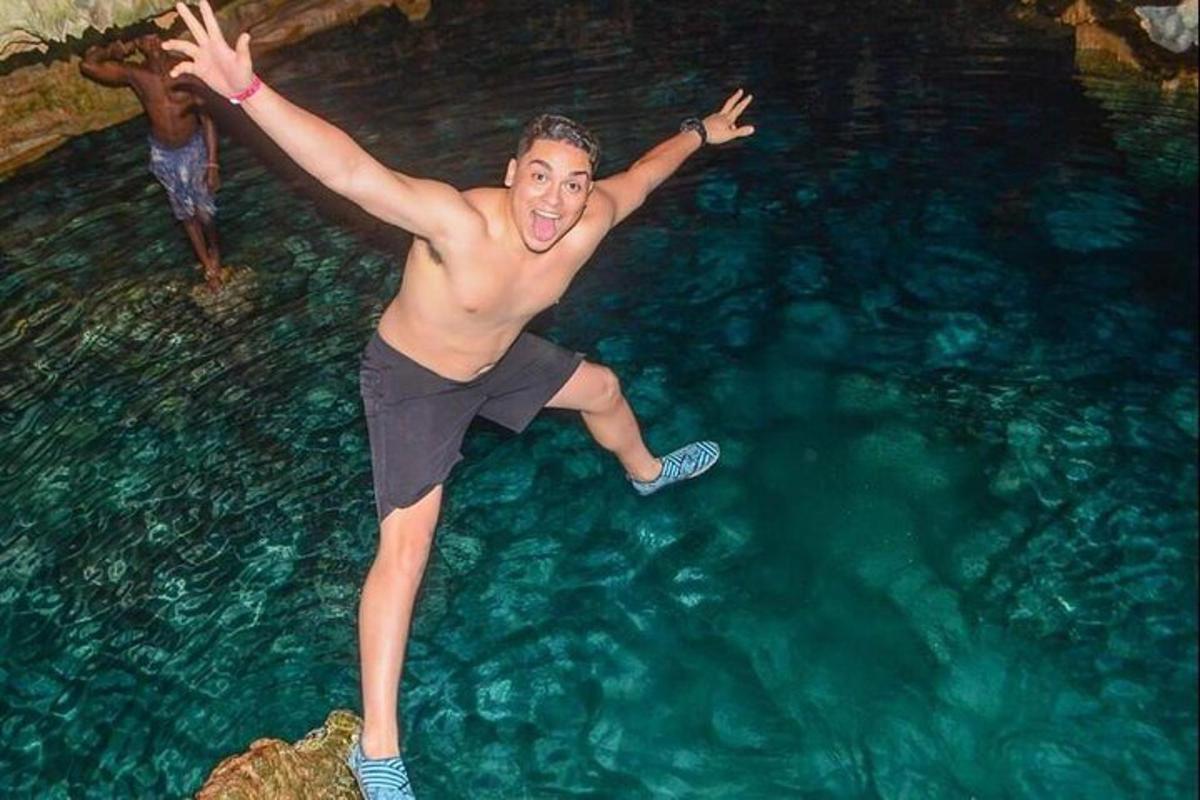 ένας άντρας στο νερό με τα χέρια ψηλά
