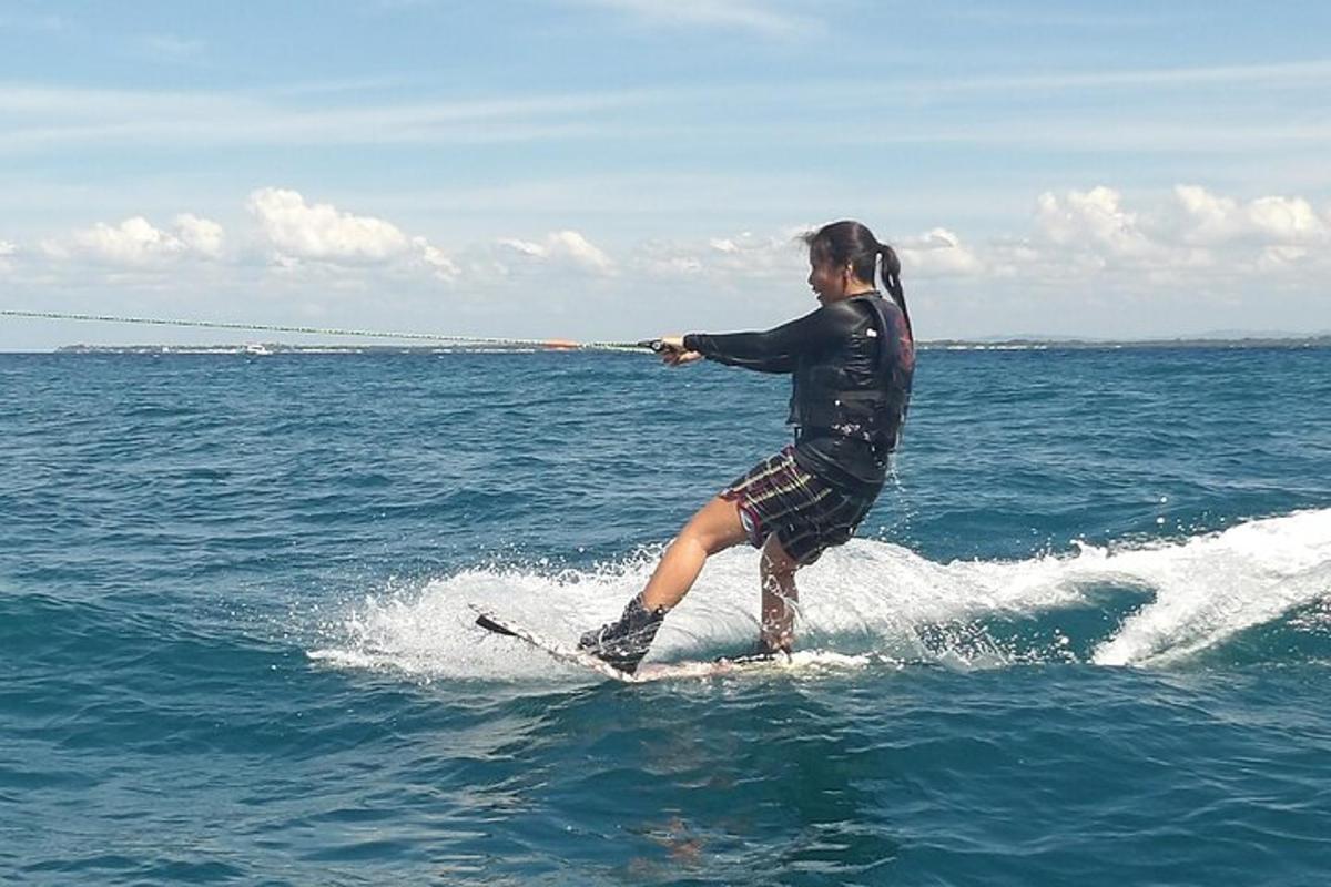 Žena jede na vodních lyžích v oceánu