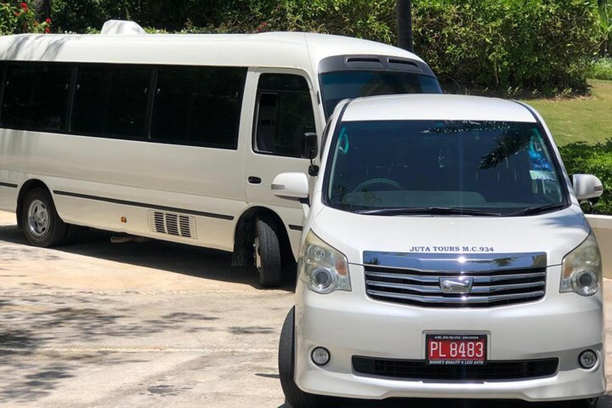 un furgone bianco parcheggiato accanto a un autobus bianco