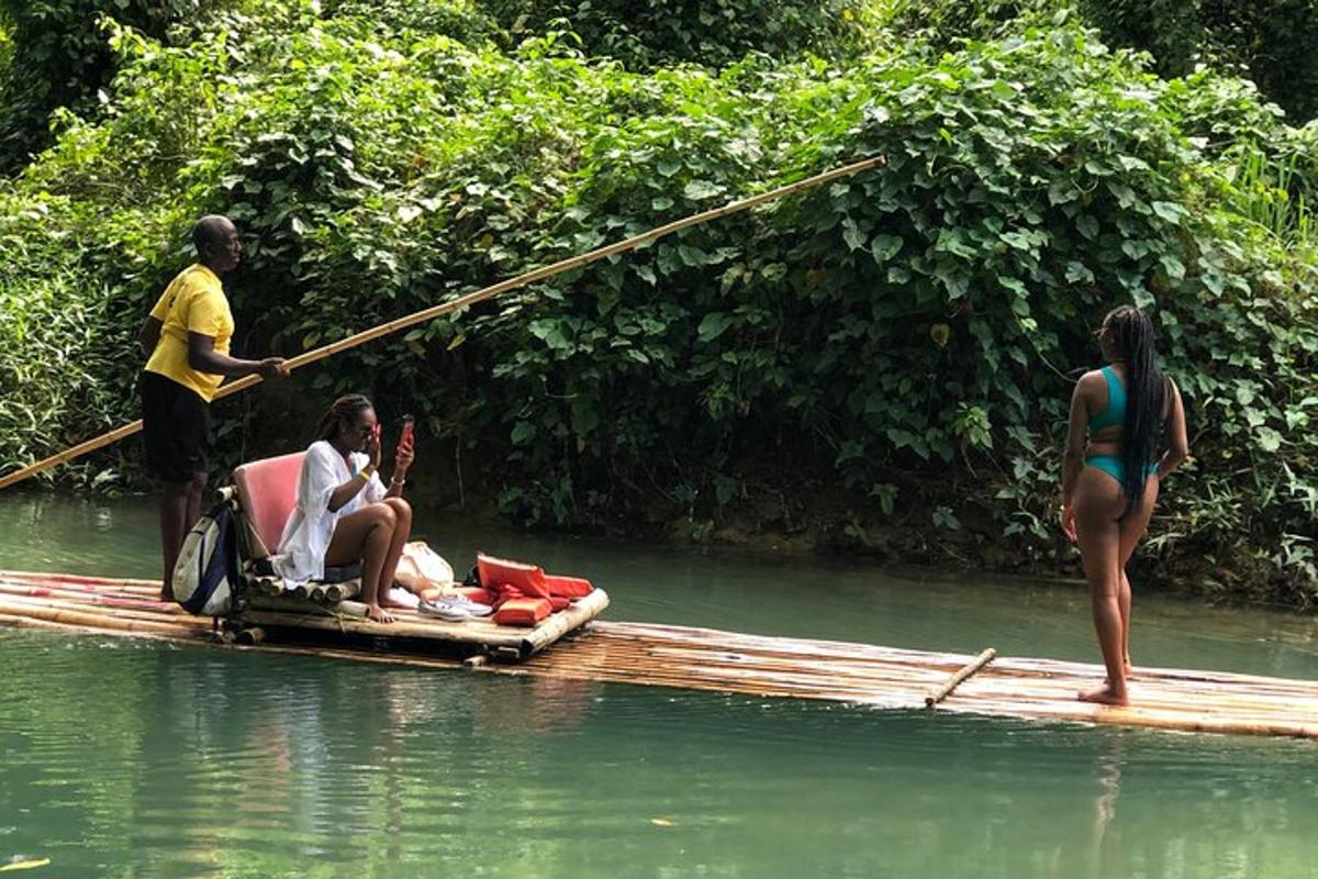 sekumpulan orang di atas rakit di dalam air