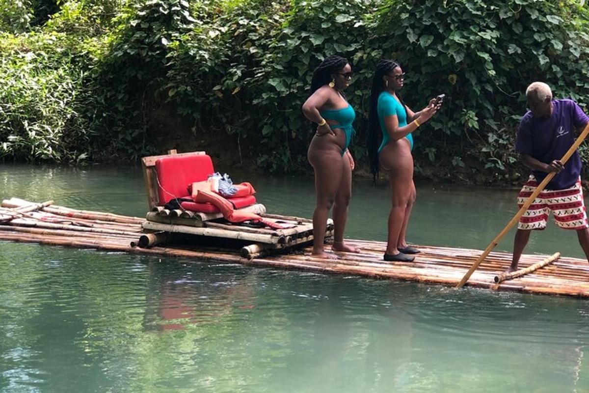 un gruppo di persone in piedi su una zattera in acqua