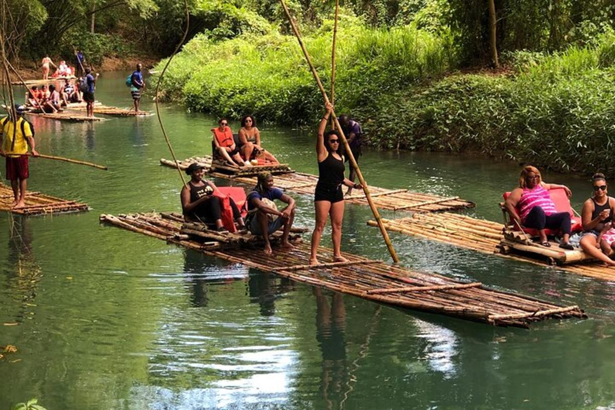 un gruppo di persone su zattere di bambù su un fiume