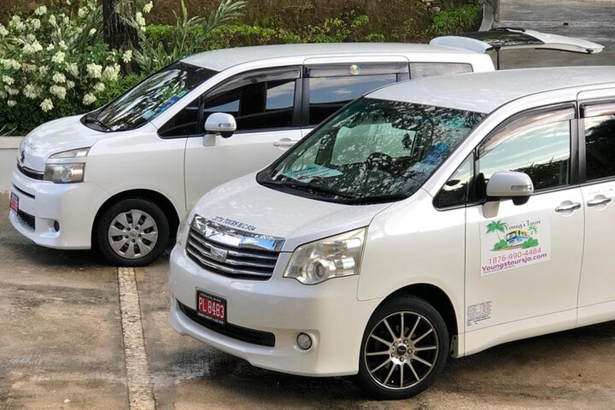 Dos furgonetas blancas estacionadas en un estacionamiento