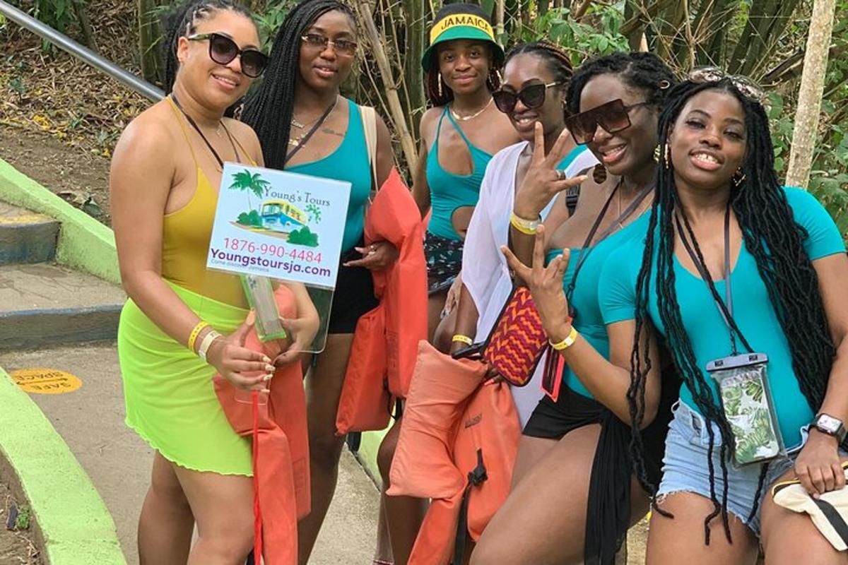 un gruppo di donne in costume da bagno che posano per una foto
