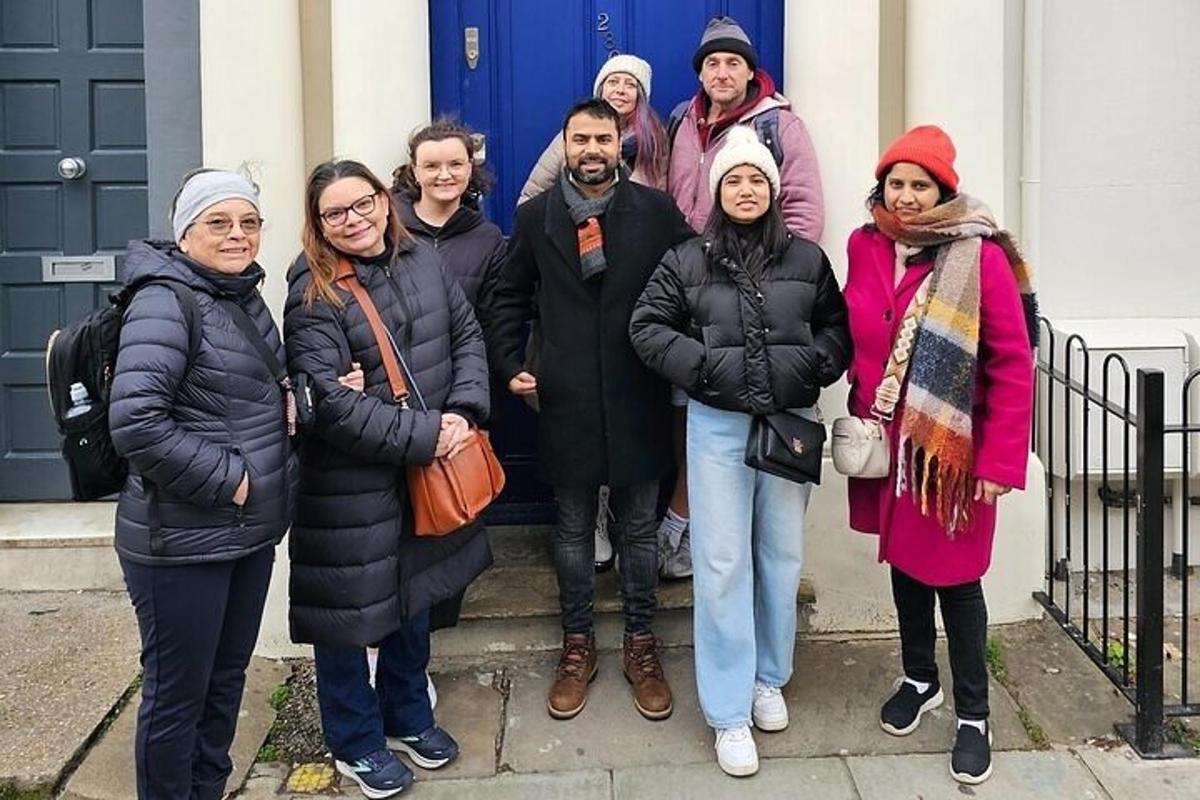 um grupo de pessoas em pé em frente a uma porta