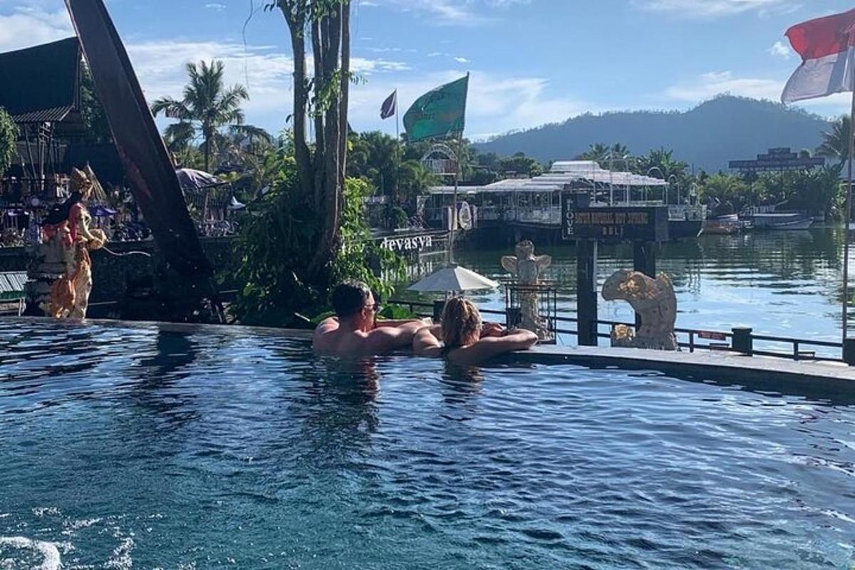 một người đàn ông và một người phụ nữ đang ngồi trong hồ bơi