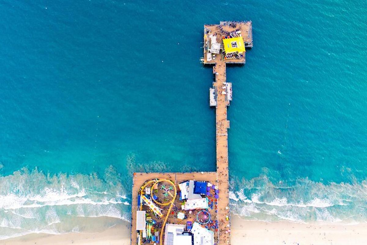 une vue aérienne d'une jetée dans l'océan