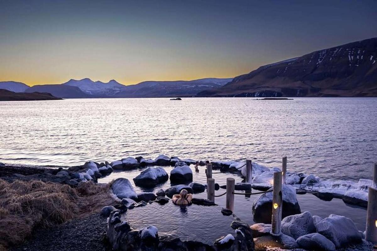 una donna è in piedi in uno specchio d'acqua