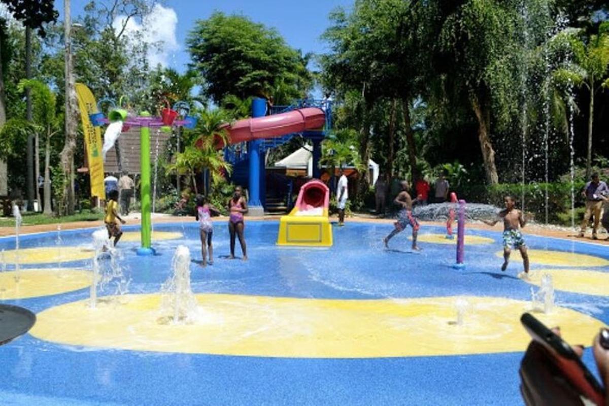 um grupo de pessoas brincando em um parque aquático
