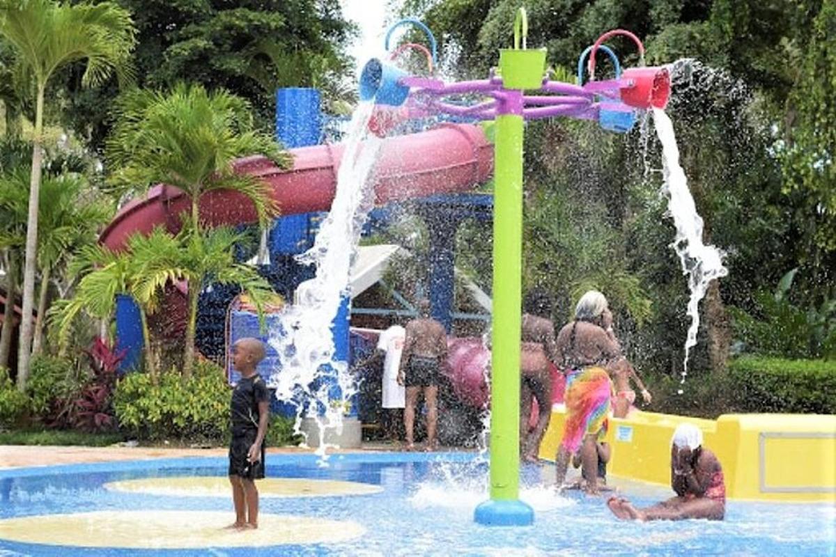un grup de nens jugant en un parc aquàtic