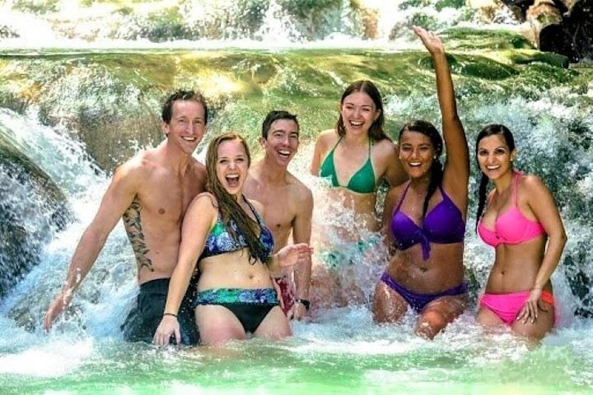 un grup de persones en banyador en una cascada