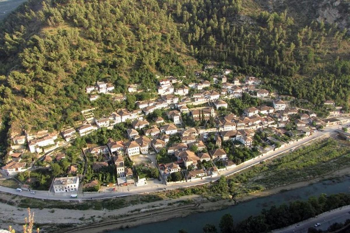 Letecký pohled na vesnici na řece