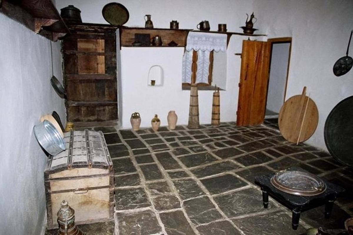 místnost s kamennou podlahou a vázami na zdi
