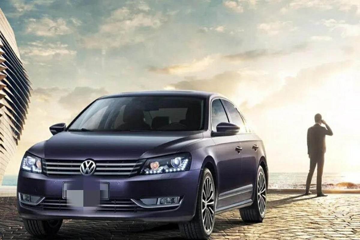 seorang lelaki berdiri di sebelah kereta volkswagen biru