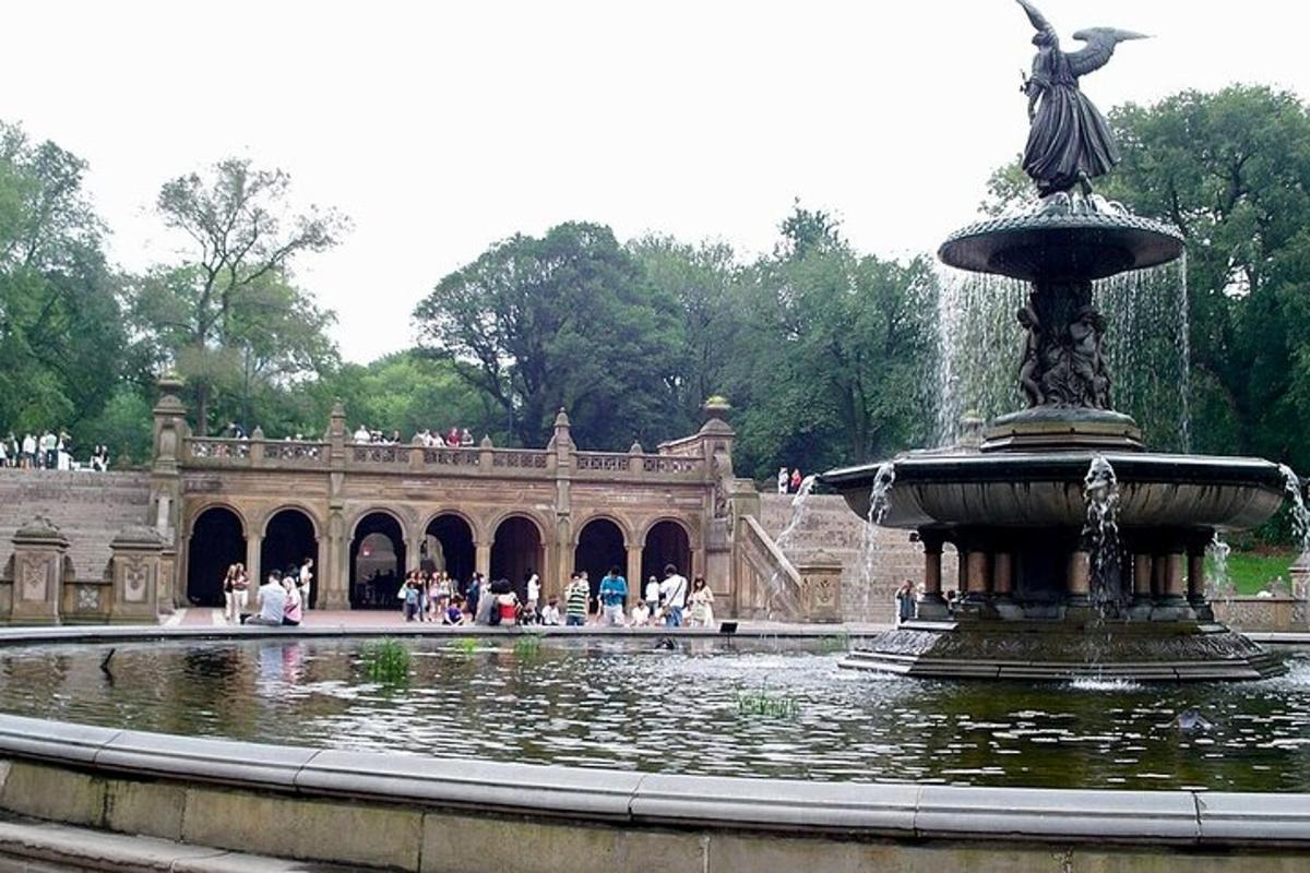 Una fuente en un parque con gente caminando alrededor de ella.
