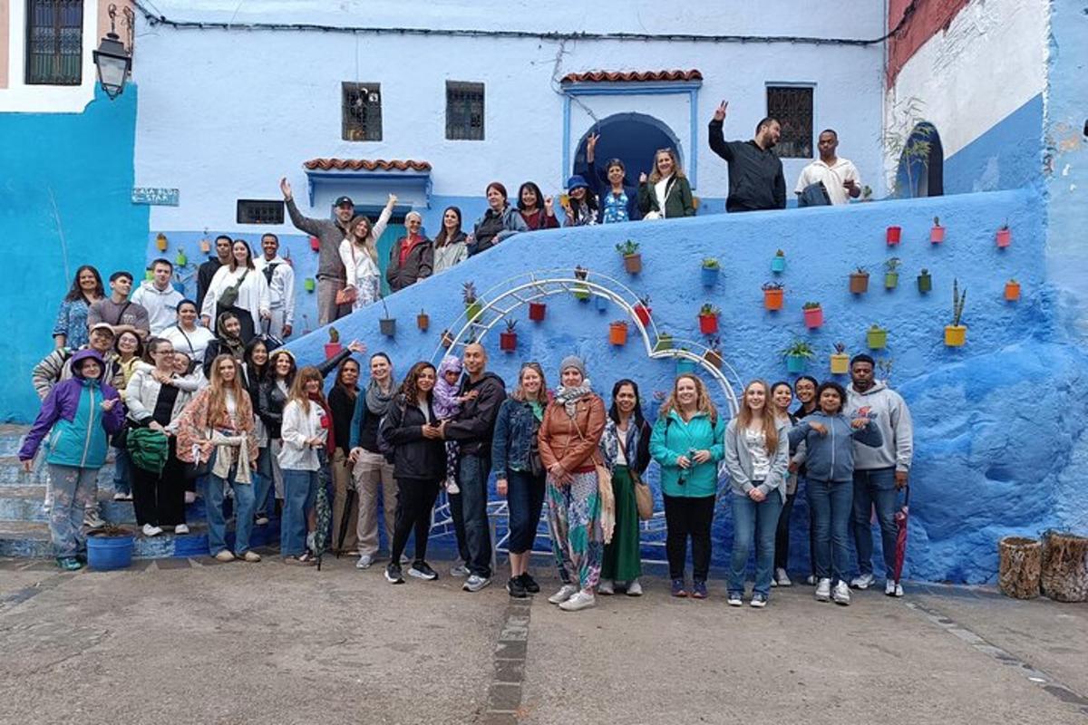 un grup de persones dempeus davant d'un mural