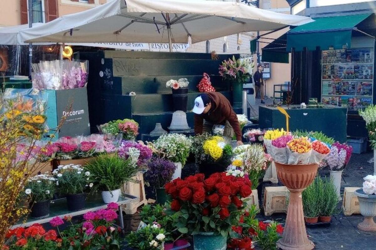 o florărie cu flori și o mascotă în fundal