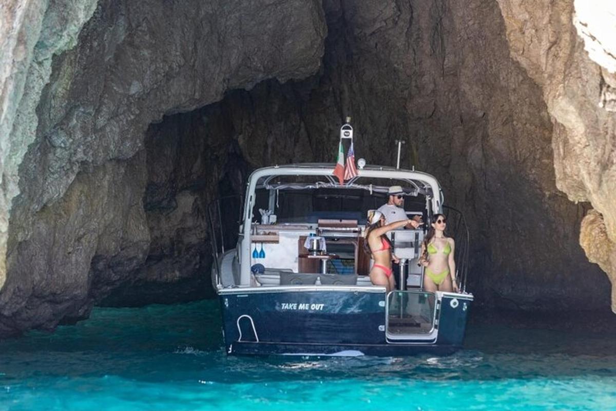 duas pessoas sentadas em um barco em uma caverna