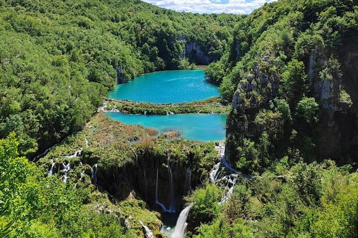 uma vista de um lago no meio de uma montanha