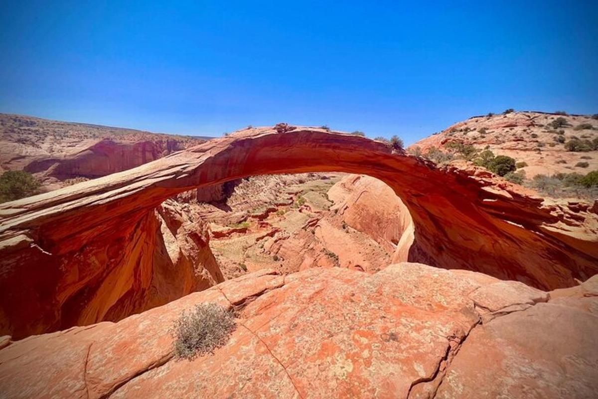 un arco in una formazione rocciosa nel deserto